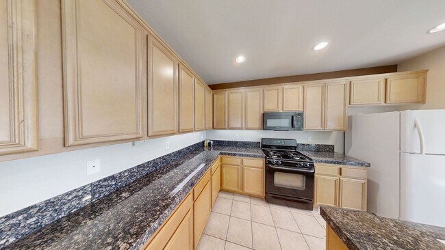 Building Photo - Spacious 4 bedroom 3 bath