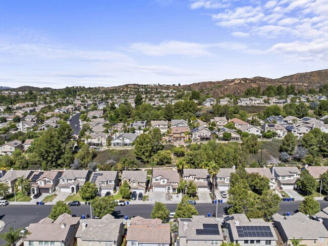 Building Photo - "Spacious 3-Bedroom Retreat with Modern Co...