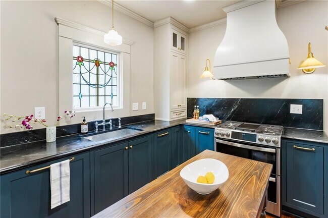 Building Photo - 95 Vannoy St SE