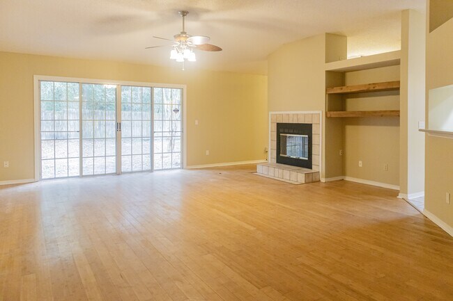 Building Photo - 8066 Dickie Dr