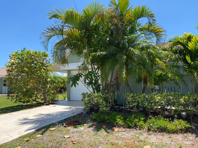 Building Photo - 1781 SE Linpark Ct