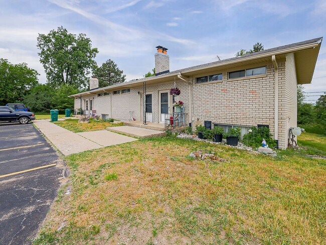 Building Photo - Peaceful Living in the Heart of White Lake