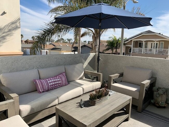 Building Photo - Coastal Living at Its Best | 3 Bed + 2 Bat...