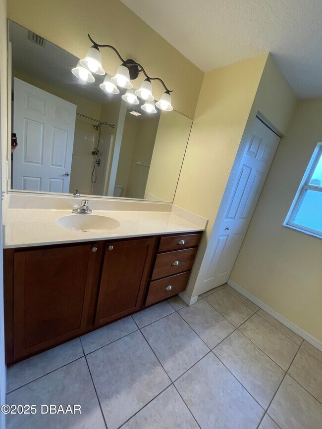 Building Photo - 232 Fountain Lake Blvd