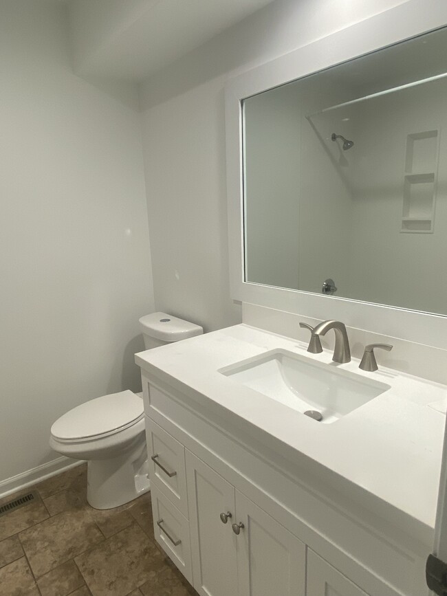 2nd bathroom - 14821 S Wyandotte Dr