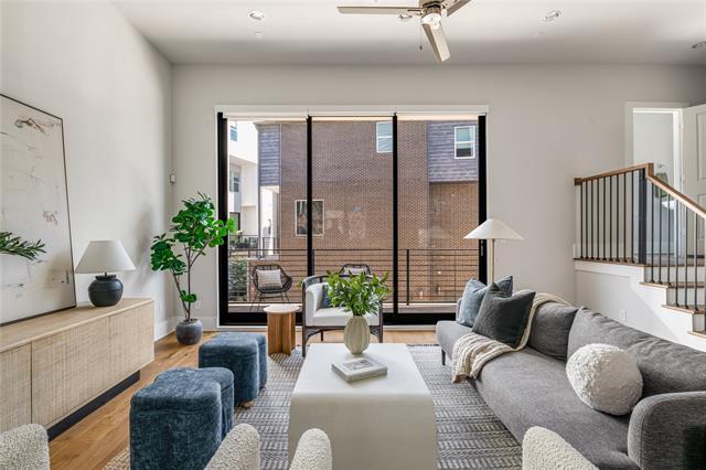 Building Photo - 381 E Greenbriar Ln