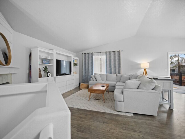 Building Photo - Bright & Comfortable 3 Bedroom Home (Furnished)