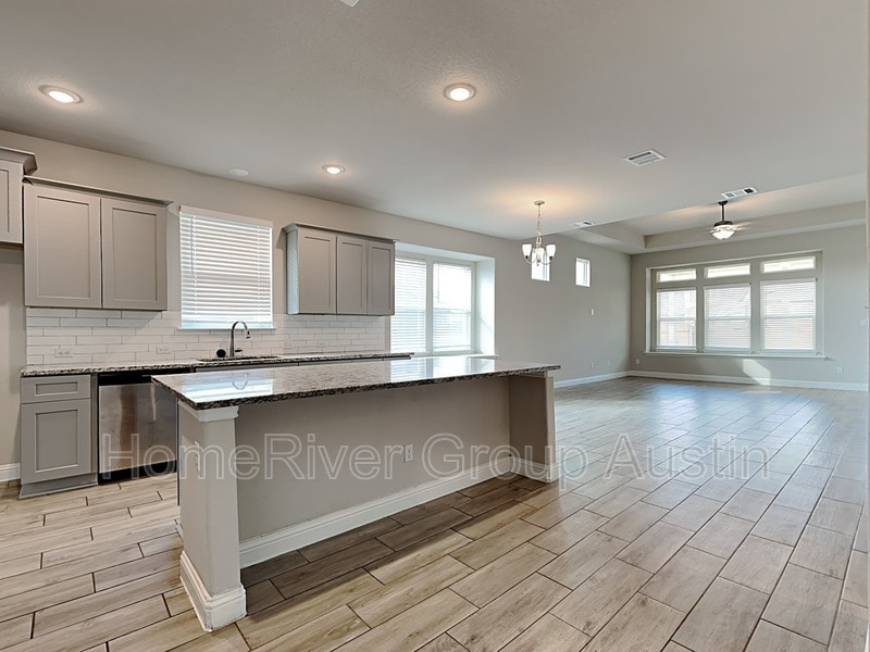 Building Photo - 405 Bright Star Ln