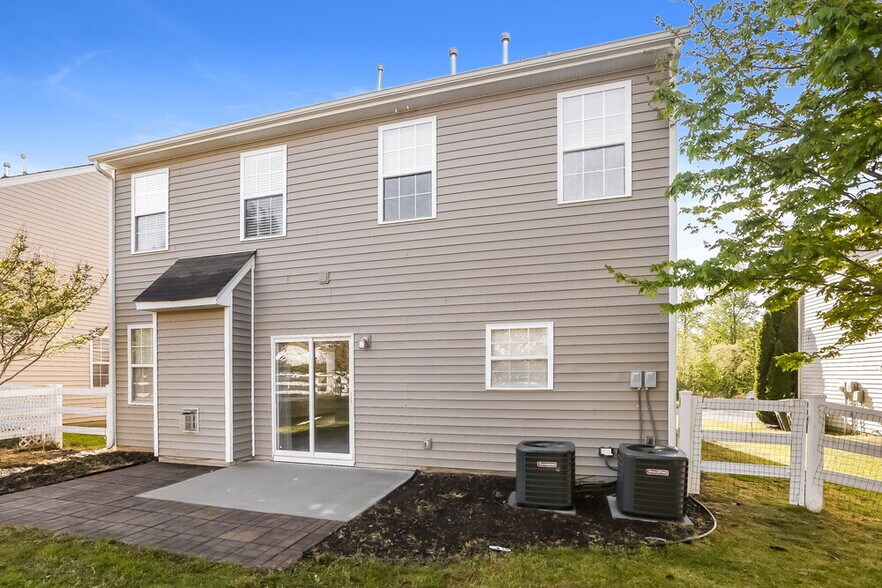 Building Photo - 3371 Streamside Dr