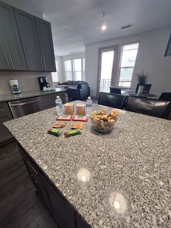 Building Photo - CH-Cortland Flatirons