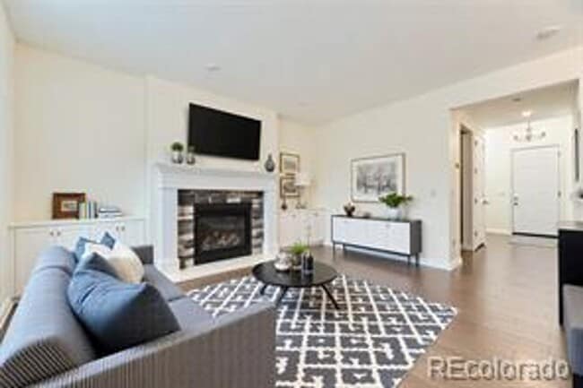 Building Photo - Spacious 3 bed 3 bath 2-story comfortable ...