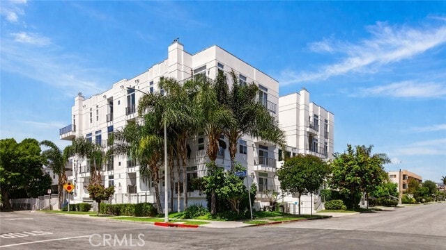 Building Photo - 401 N Serrano Ave