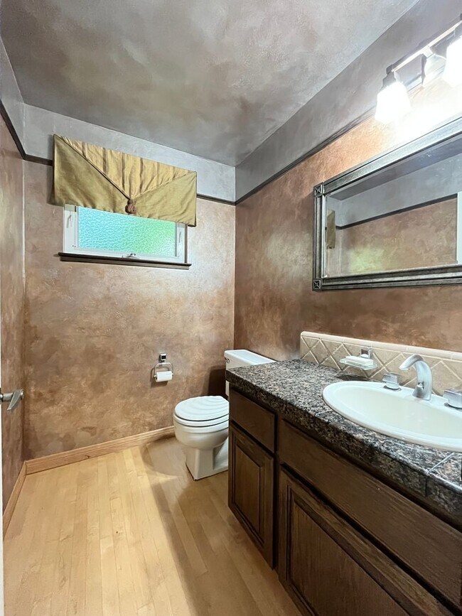 Building Photo - Gorgeous 3 Bedroom 2  Bathroom Home Walkin...