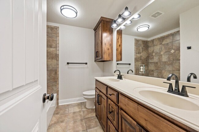 Building Photo - 104 Cold Track Dr