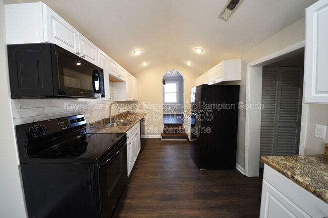 Building Photo - 1289 River Oaks Dr