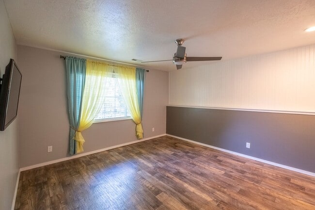 Building Photo - Large corner lot home in desirable Woodland Heights.