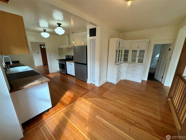 Building Photo - 3Bd/1.75Ba Seattle House
