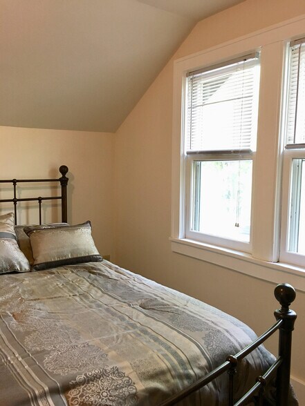Bedroom - 1470 Sheldon St