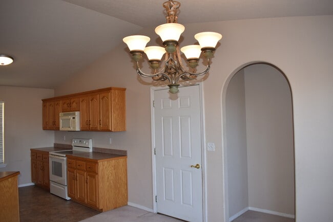 Building Photo - 4 bed / 3 bed Home with Gorgeous View!!!