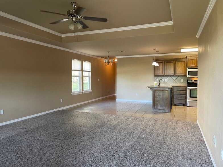 living, dining, kitchen - 610 Rolling Hills Dr