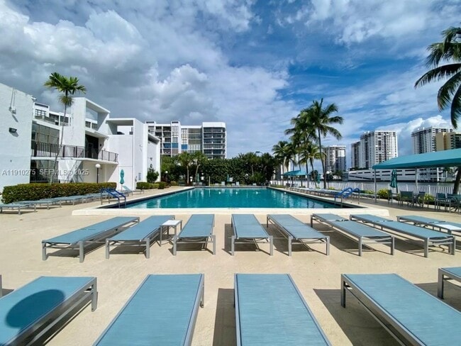 Building Photo - 800 Parkview Dr