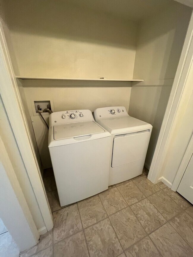 Building Photo - Prime location 2 Bedroom 1 Bath with Den Downtown