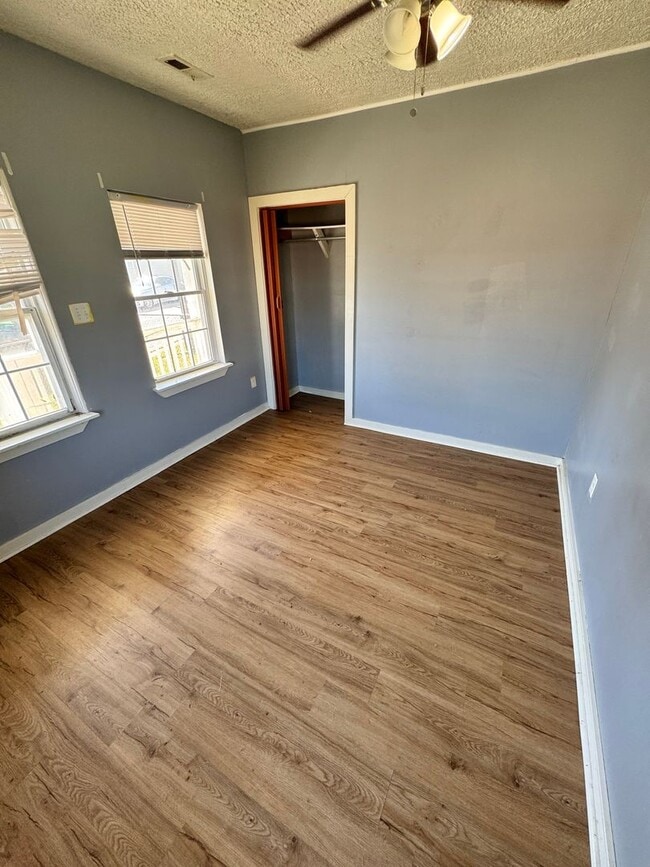 Building Photo - 2 bedroom house on Southside w Laundry HVAC