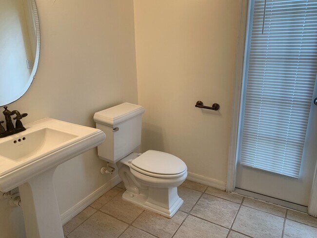 Building Photo - East Orlando spacious 3 bedrooms home with a large loft.