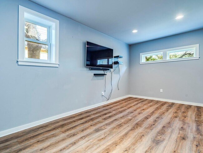 Building Photo - 404 Almarion Dr