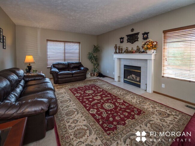 Building Photo - 4 bedroom, 3 bathroom - Available 9/15- Co...