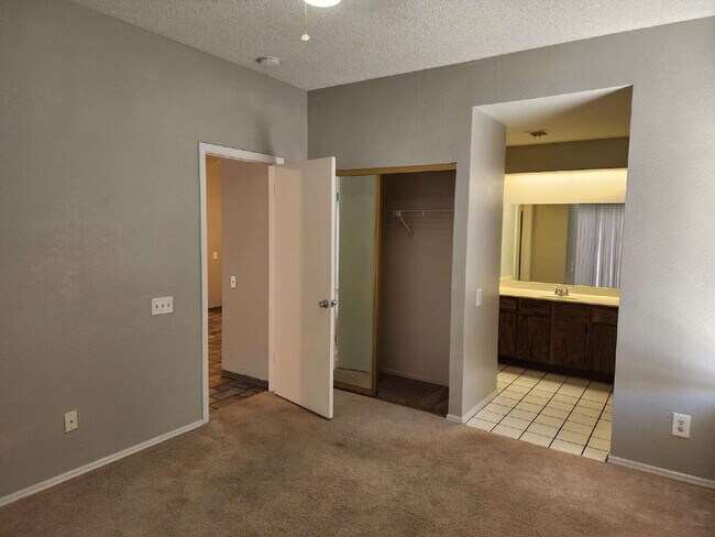 Building Photo - 2 Bed/2 Bath Condo in Tempe with Great Ame...