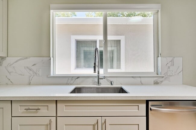 Building Photo - Excellent 2 bed 1 Bath ADU
