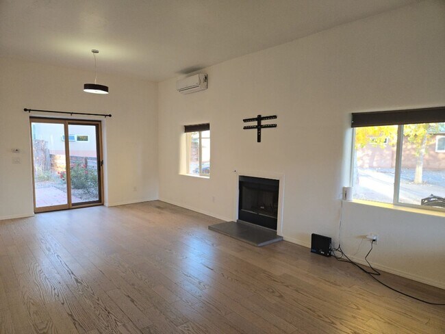 Building Photo - 2 Bedroom, 1 Bathroom Home! Schedule a Showing Soon!