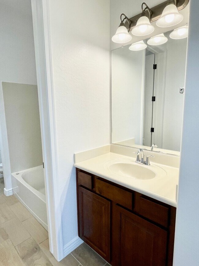 Building Photo - Gorgeous 3 Bed/2.5 Bath + Den Home In Chandler! Gated Community & Upgrades Throughout Home!