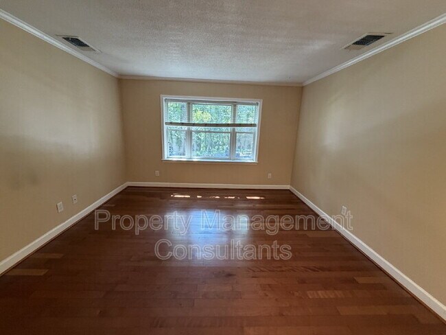 Building Photo - 2083 Woodlawn Dr SW