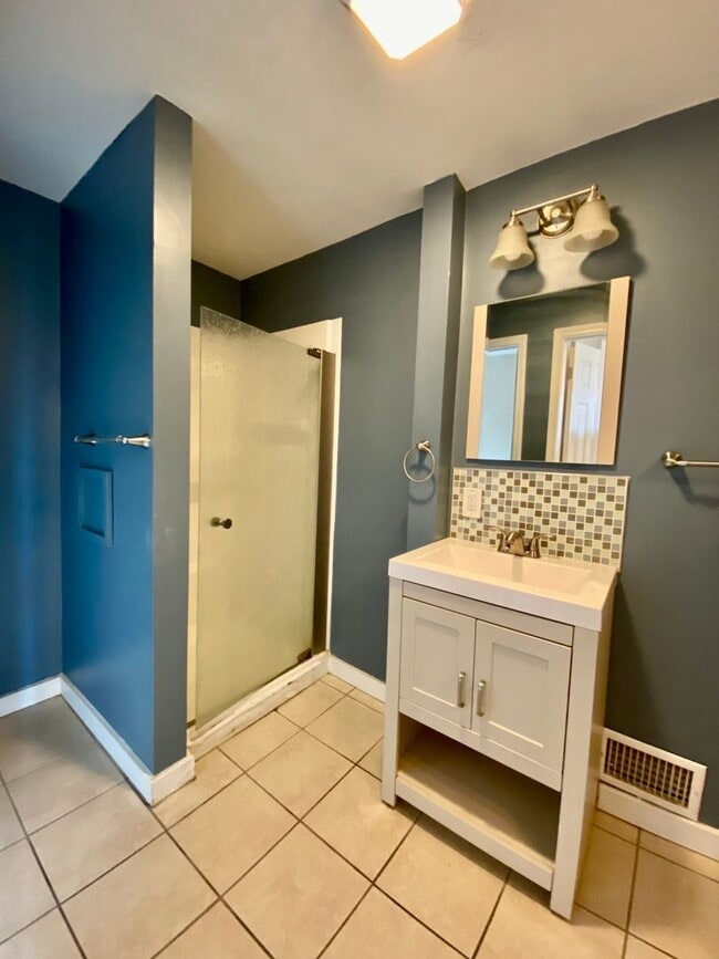 Building Photo - 2335 Sarah St