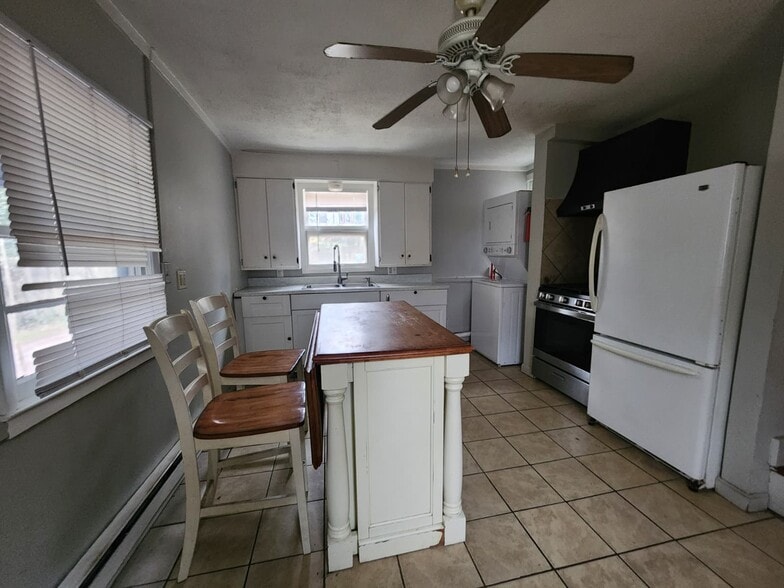 Building Photo - 300 W Elm St