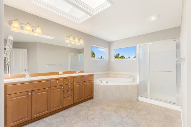 Building Photo - Beautiful 5 Bedroom Mill Creek Home backin...