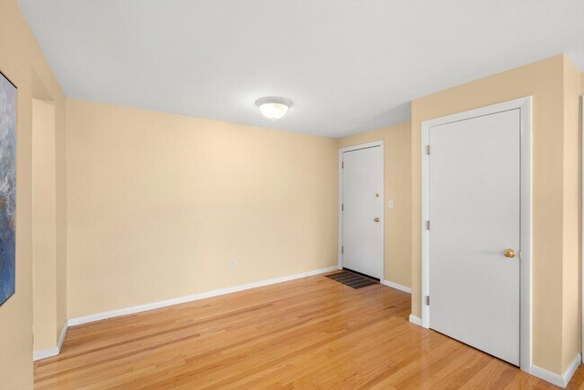 Building Photo - 12 Colonial Village Dr