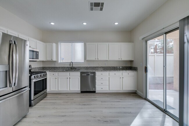 Building Photo - Charming 4 Bedroom, 3 Bathroom Home Near S...