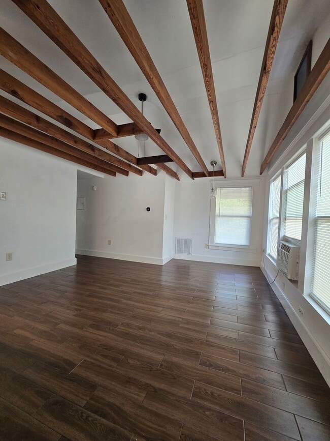 Building Photo - CHARMING 2 BEDROOM, 1 BATH HOME WITH SPACIOULS COURTYARD