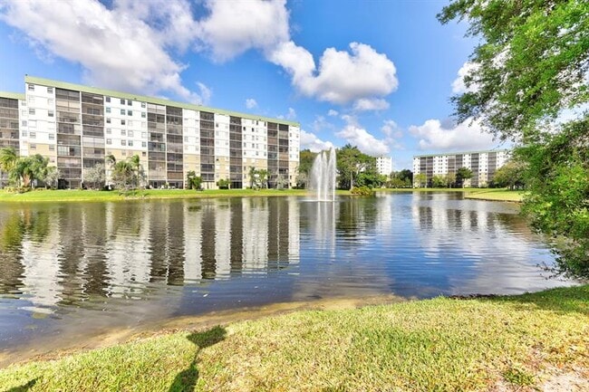 Building Photo - 2309 S Cypress Bend Dr