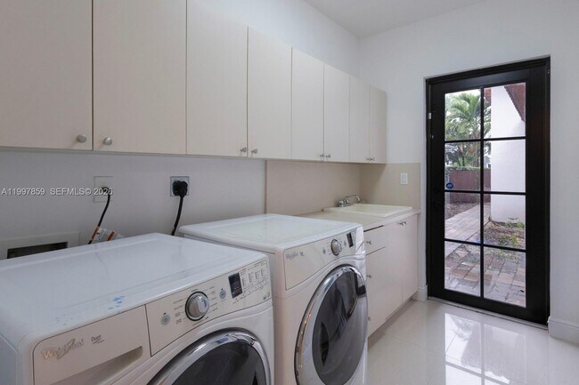 Building Photo - 324 SW 30th Rd