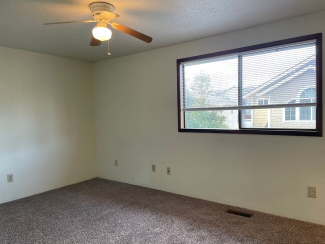 Building Photo - Very Nice 3 Bedroom 2.5 Bathroom Townhome