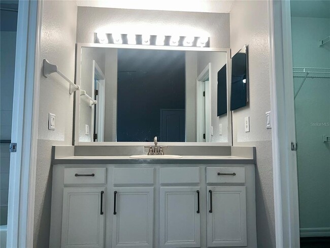 Building Photo - 2620 Regency Oak Ln