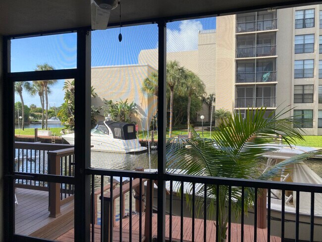 Building Photo - 15 Royal Palm Way