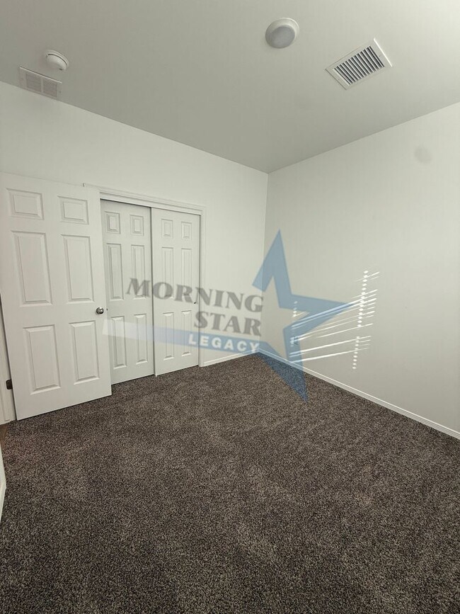 Building Photo - Newer Construction - Move in Ready!