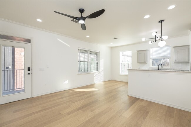 Building Photo - 1137 N Leverett Ave