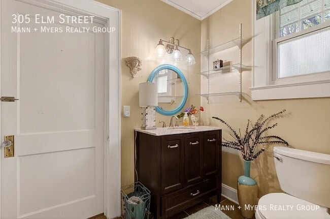 Building Photo - 305 Elm St