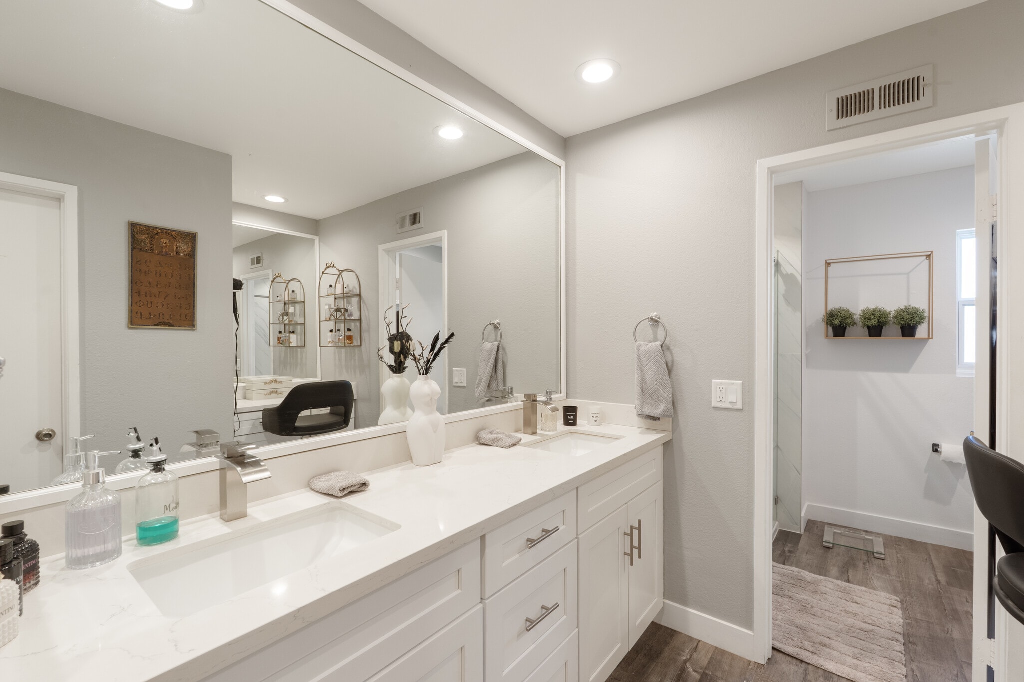 Suite Dual vanities - 18175 Andrea Cir N